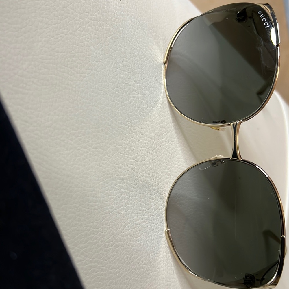 Gucci sunglasses 63 mm round worn once